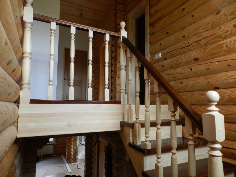 цвет лестницы в деревянном доме фото