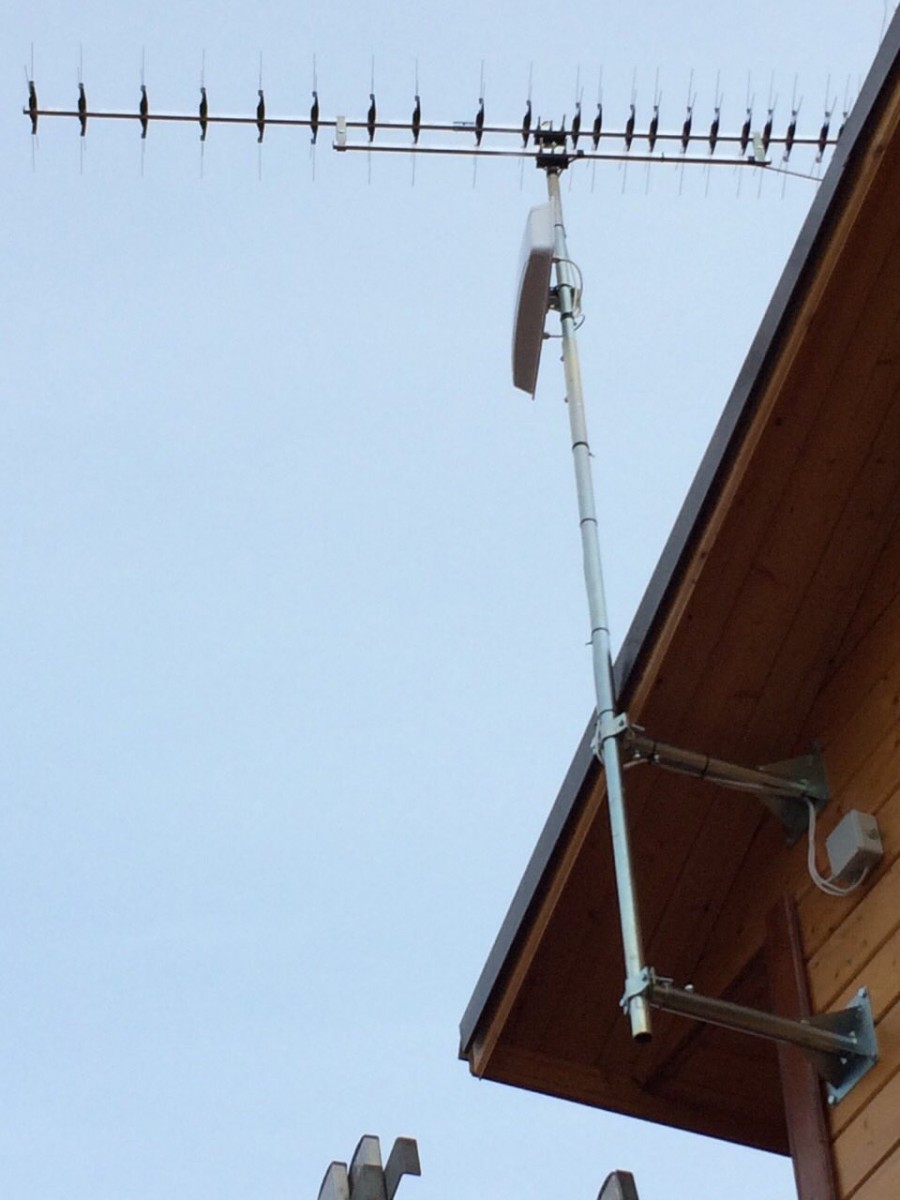 Установка антенн на крышах частных и многоквартирных домов