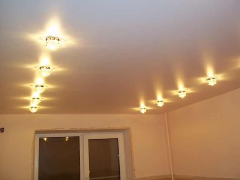 Светильники с подсветкой для натяжных потолков в интерьере