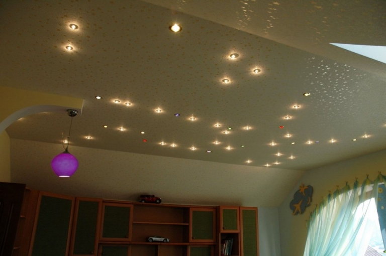 Светильники с подсветкой для натяжных потолков в интерьере
