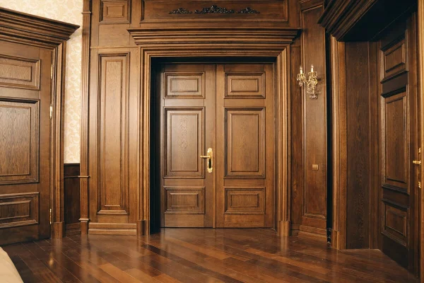 Двери из массива – почему они остаются востребованными несмотря на огромное количество новых материалов