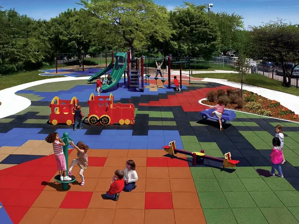 Требование к покрытиям для детских площадок: преимущества резиновой плитки